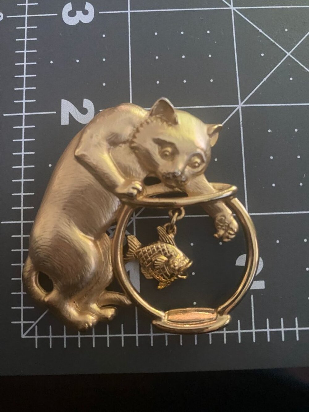 JJ Cat In Fish Bowl Brooch Gold Tone Figural Kitty Goldfish Pin Signed Vintage - Picture 4 of 8